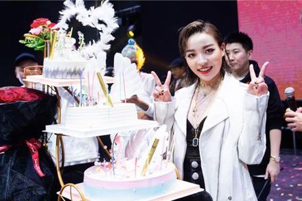 vava毛衍七私生活很烂 她疯起来谁都不在乎