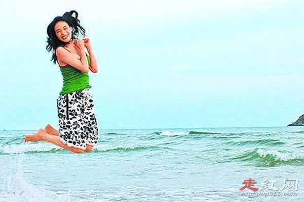 舒淇海滩献身奔跑写真照 实现了将衣服穿上的目标