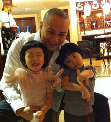 汤镇业几个老婆图片 汤镇业的四个双胞胎照片